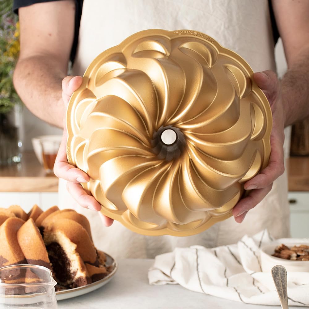 Nordic Ware Gold Pirouette Bundt 10cups 1pc